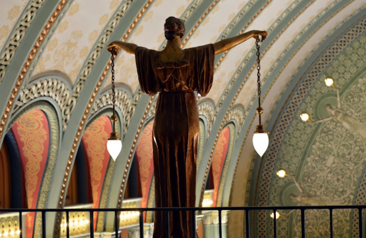 Greek Goddess @ the Saint Louis Train Station.