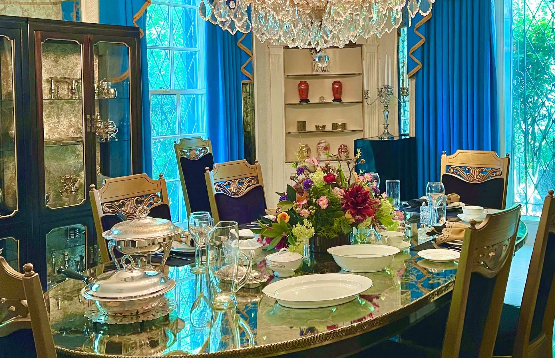 Lisa Marie and her family still dine @ Graceland.